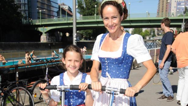 Mit uriger Tracht ins kühle Nass