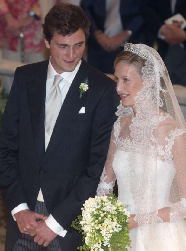 Ein Brautpaar steht bei seiner Hochzeit beieinander.
