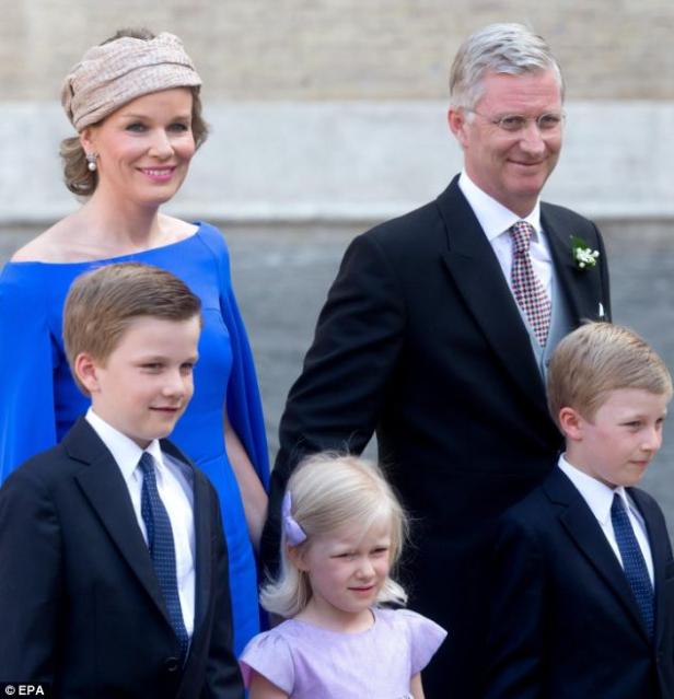 König Philippe und Königin Mathilde von Belgien mit ihren Kindern.
