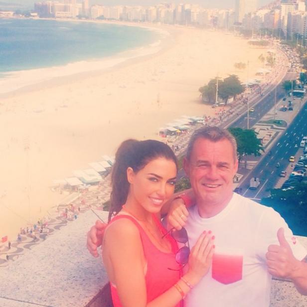 Eine Frau und ein Mann posieren vor der Copacabana in Rio de Janeiro.