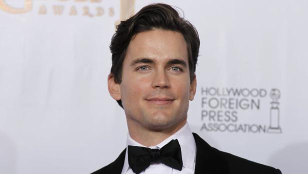 Porträt von Matt Bomer mit Fliege vor dem Logo der Hollywood Foreign Press Association.