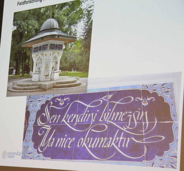 Ein Sebil (öffentlicher Brunnen) und eine türkische Kalligraphie-Fliese werden gezeigt.