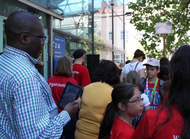 Eine Gruppe von Menschen steht vor einem Gebäude mit der Aufschrift „Campus 2.6“.