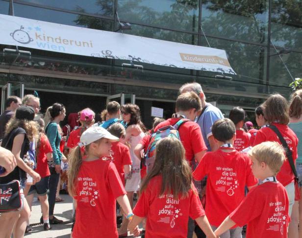 Eine Gruppe Kinder in roten T-Shirts besucht die Kinderuni Wien.