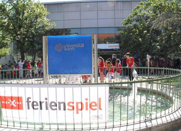 Kinder nehmen am Ferienspiel der Universität Wien teil.