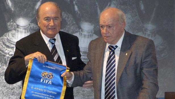 Sepp Blatter überreicht Alfredo Di Stéfano eine Auszeichnung der FIFA.