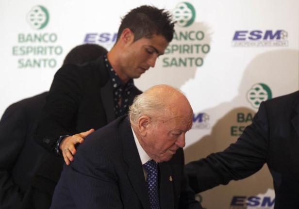 Cristiano Ronaldo bei der Vertragsunterzeichnung eines älteren Mannes.