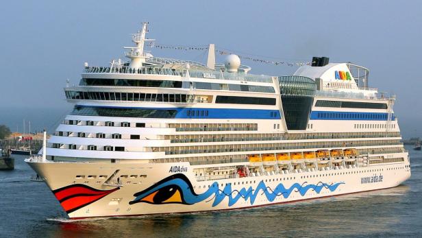 Das Kreuzfahrtschiff AIDAdiva fährt auf dem Wasser.