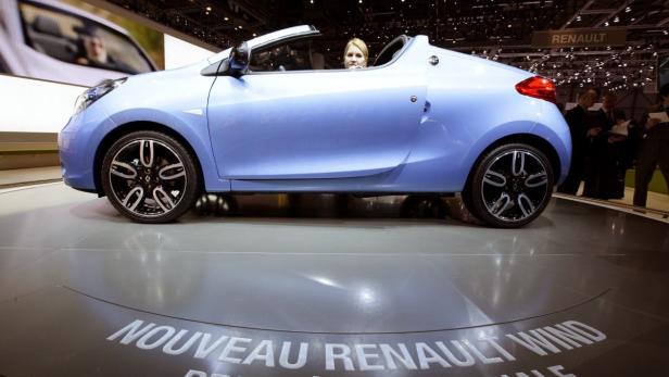 Ein hellblauer Renault Wind Roadster auf einer Automobilausstellung.