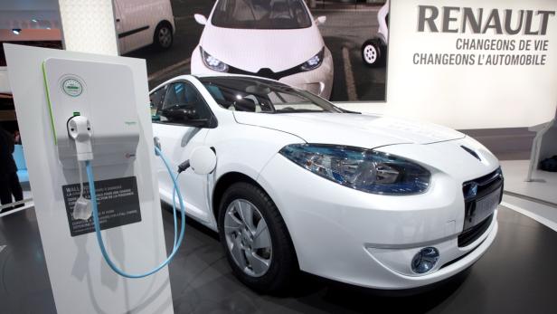 Ein weißer Renault wird an einer Ladestation aufgeladen.