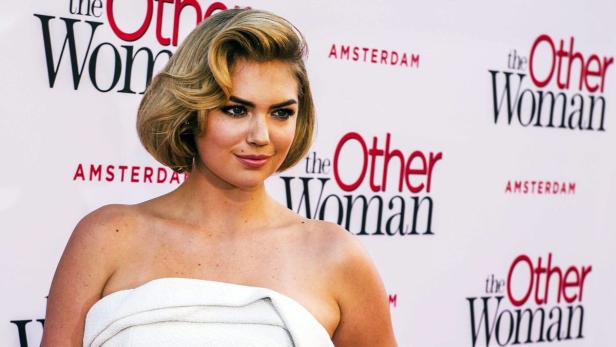 Kate Upton posiert vor dem Hintergrund des Films „Die Schadenfreundinnen“.