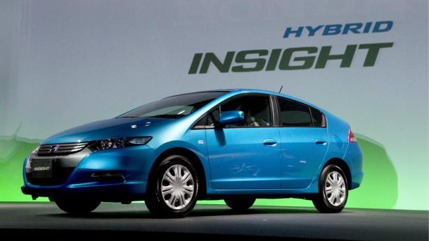 Ein blauer Honda Insight Hybrid steht auf einer Bühne.