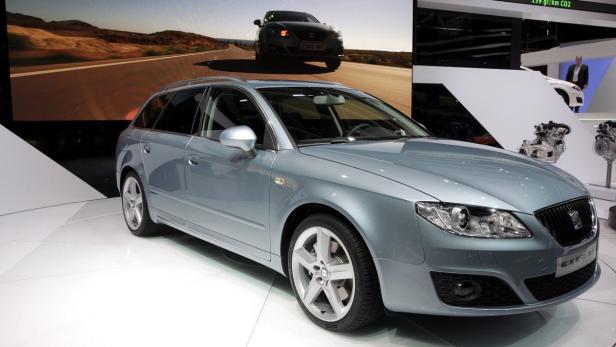Ein hellblauer Seat Exeo ST Kombi auf einer Automobilausstellung.