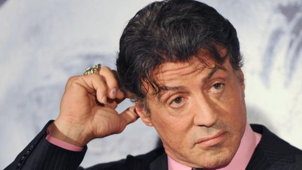 Sylvester Stallone posiert mit einem auffälligen Ring am Finger.