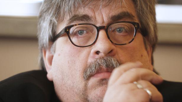 Karl Proyer Nahaufnahme eines Mannes mit Brille und Schnurrbart.