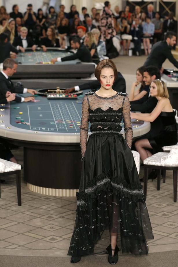 Karl Lagerfeld schickte Models über Casino-Laufsteg