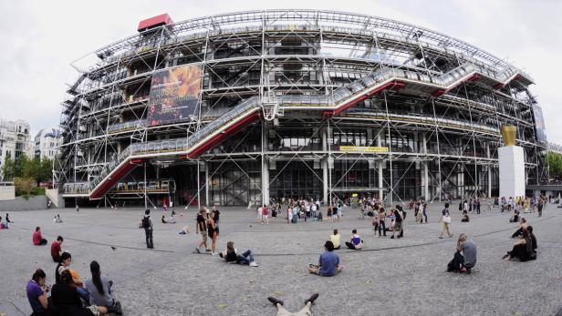 Das Centre Pompidou in Paris mit Besuchern auf dem Vorplatz.