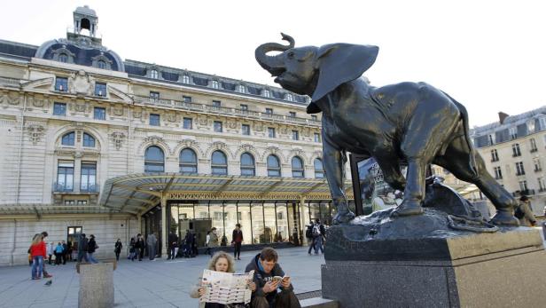 Eine Elefantenstatue steht vor dem Musée d'Orsay in Paris.