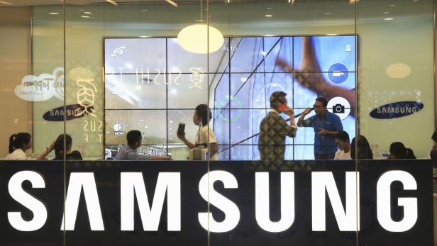 In einem Samsung-Geschäft interagieren Kunden mit ausgestellten Geräten.