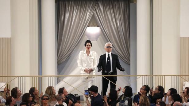 Karl Lagerfeld schickte Models über Casino-Laufsteg