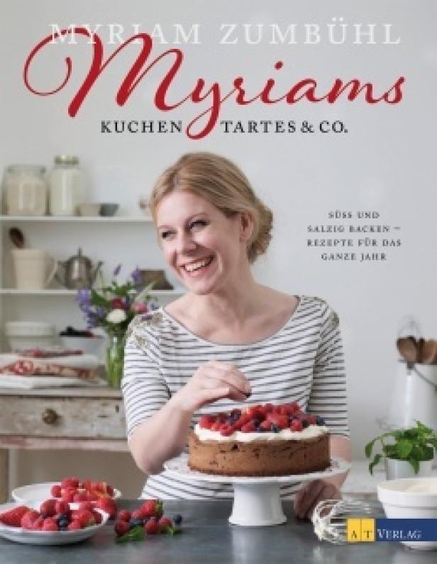 Das Cover von Myriam Zumbühls Buch „Myriams Kuchen, Tartes & Co.“ mit der Autorin und einem Kuchen.