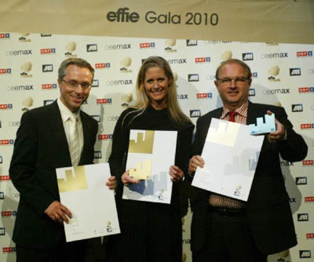 Drei Personen posieren mit Auszeichnungen bei der Effie Gala 2010.
