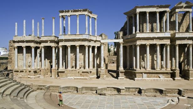 Eine Besucherin steht vor der Bühne des römischen Theaters von Mérida.