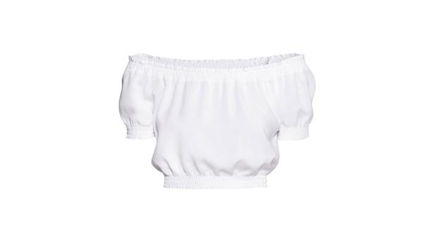 Eine weiße Carmenbluse mit kurzen Ärmeln vor einem weißen Hintergrund.