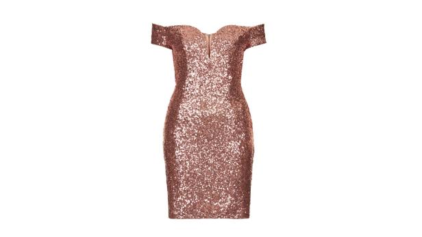 Ein eng anliegendes, schulterfreies Kleid mit Pailletten in Roségold vor einem weißen Hintergrund.