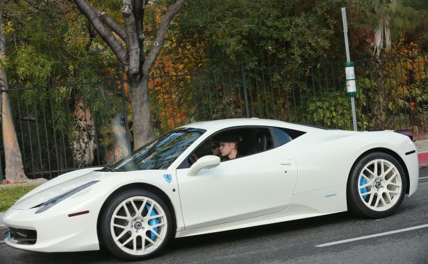 Justin Bieber fährt einen weißen Ferrari.