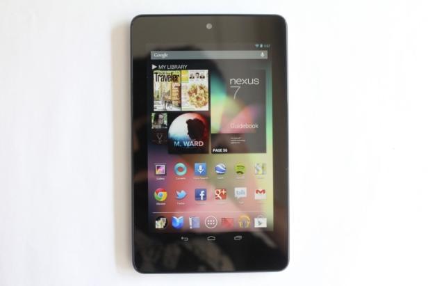 Ein Nexus 7 Tablet zeigt den Startbildschirm mit verschiedenen Apps.