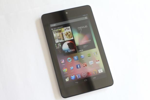 Ein schwarzes Nexus 7 Tablet liegt auf einem weißen Untergrund.