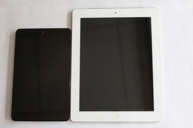 Ein schwarzes und ein weißes iPad liegen nebeneinander auf einem weißen Hintergrund.
