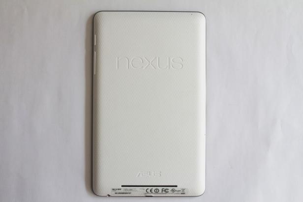 Die Rückseite eines weißen Nexus-Tablets von Asus.