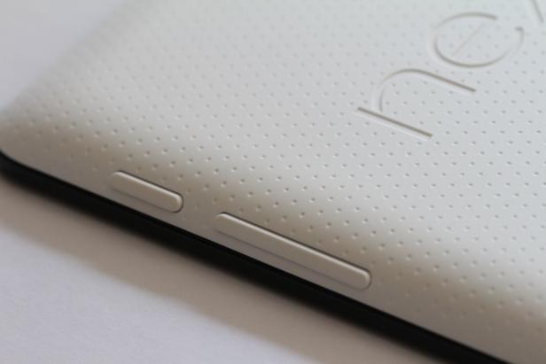 Nahaufnahme der Rückseite eines weißen Nexus-Tablets mit Lautstärkeregler.