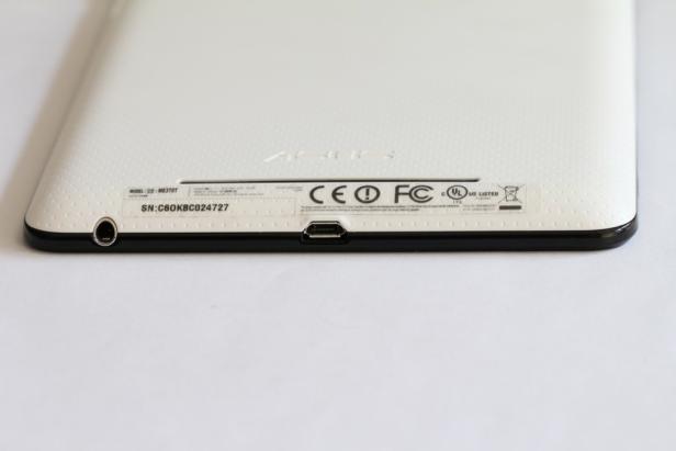 Die Rückseite eines weißen Asus ME370T Tablets mit Anschlüssen und Zertifizierungen.