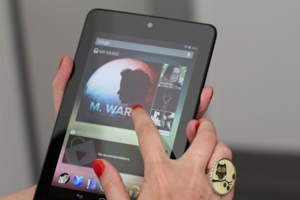 Eine Person nutzt ein Tablet mit der Google Music App.