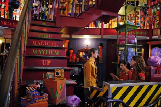 Im Scherzartikelladen „Weasleys Zauberhafte Zauberscherze“ mit Treppe und Angestellten.