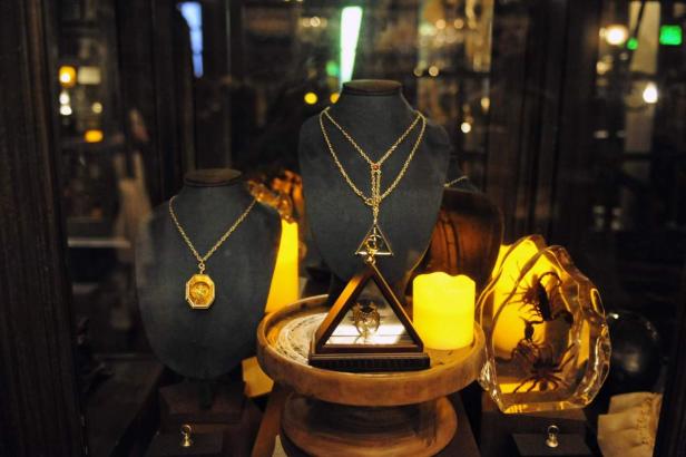 In einer Vitrine sind goldene Halsketten, ein Zeitumkehrer und ein Skorpion in Bernstein ausgestellt.