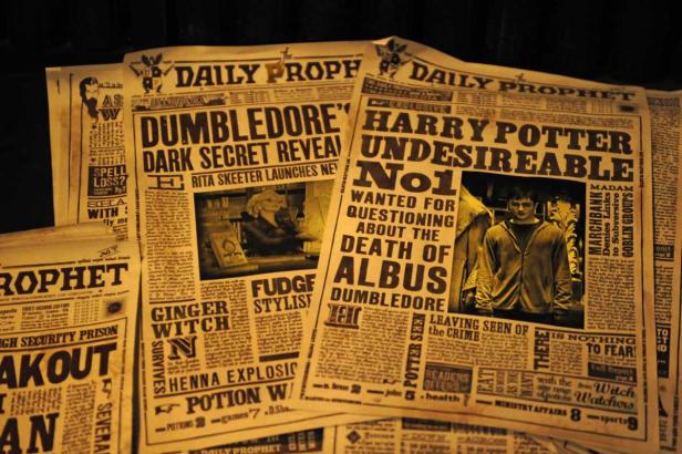 Mehrere Ausgaben des „Daily Prophet“ mit Schlagzeilen über Harry Potter und Albus Dumbledore.