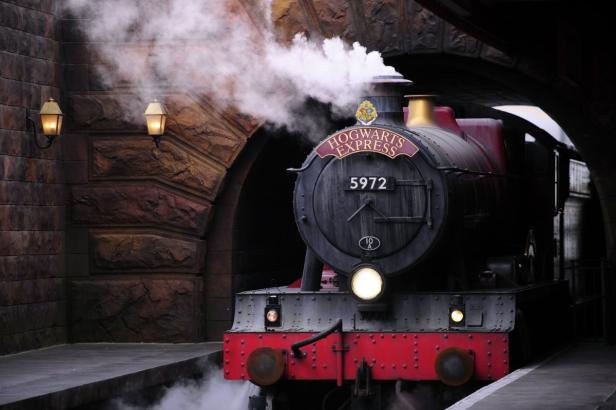 Der Hogwarts Express steht rauchend am Bahnsteig.