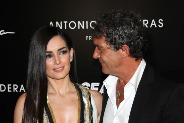 Antonio Banderas mit einer Frau auf einer Veranstaltung.