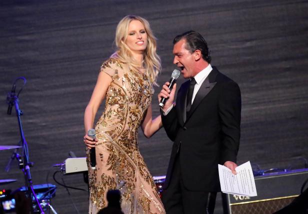 Heidi Klum und Antonio Banderas moderieren eine Veranstaltung auf einer Bühne.