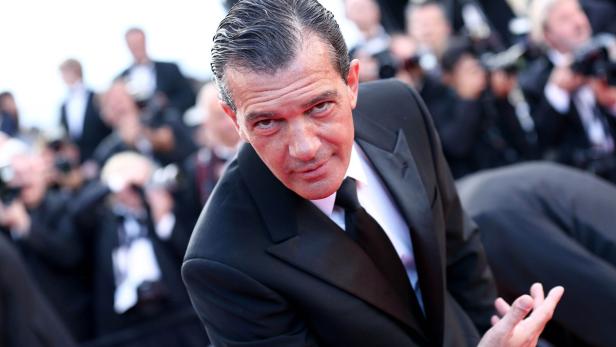 Antonio Banderas posiert auf dem roten Teppich für die Fotografen.