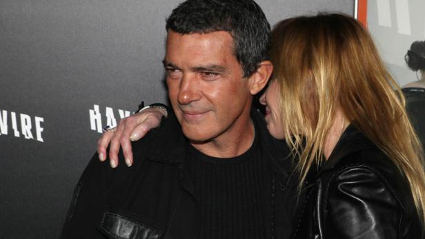 Antonio Banderas mit einer Frau auf einer Veranstaltung für den Film „Haywire“.