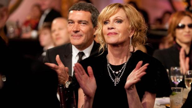 Melanie Griffith und Antonio Banderas applaudieren bei einer Veranstaltung.