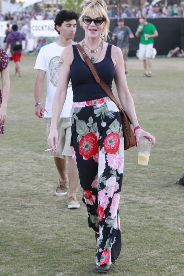 Melanie Griffith auf einer Veranstaltung im floralen Hosenanzug.