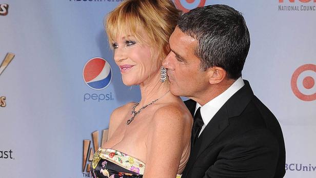 Antonio Banderas gibt Melanie Griffith einen Kuss auf dem roten Teppich.