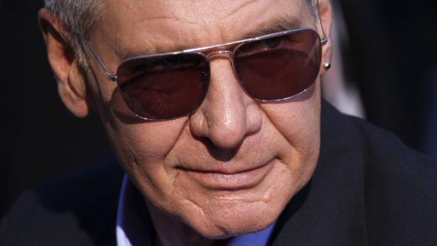 Nahaufnahme von Harrison Ford mit Sonnenbrille.