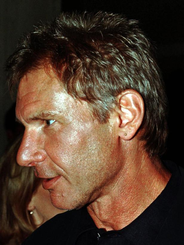 Ein Profil von Harrison Ford mit kurzem, gewelltem Haar.